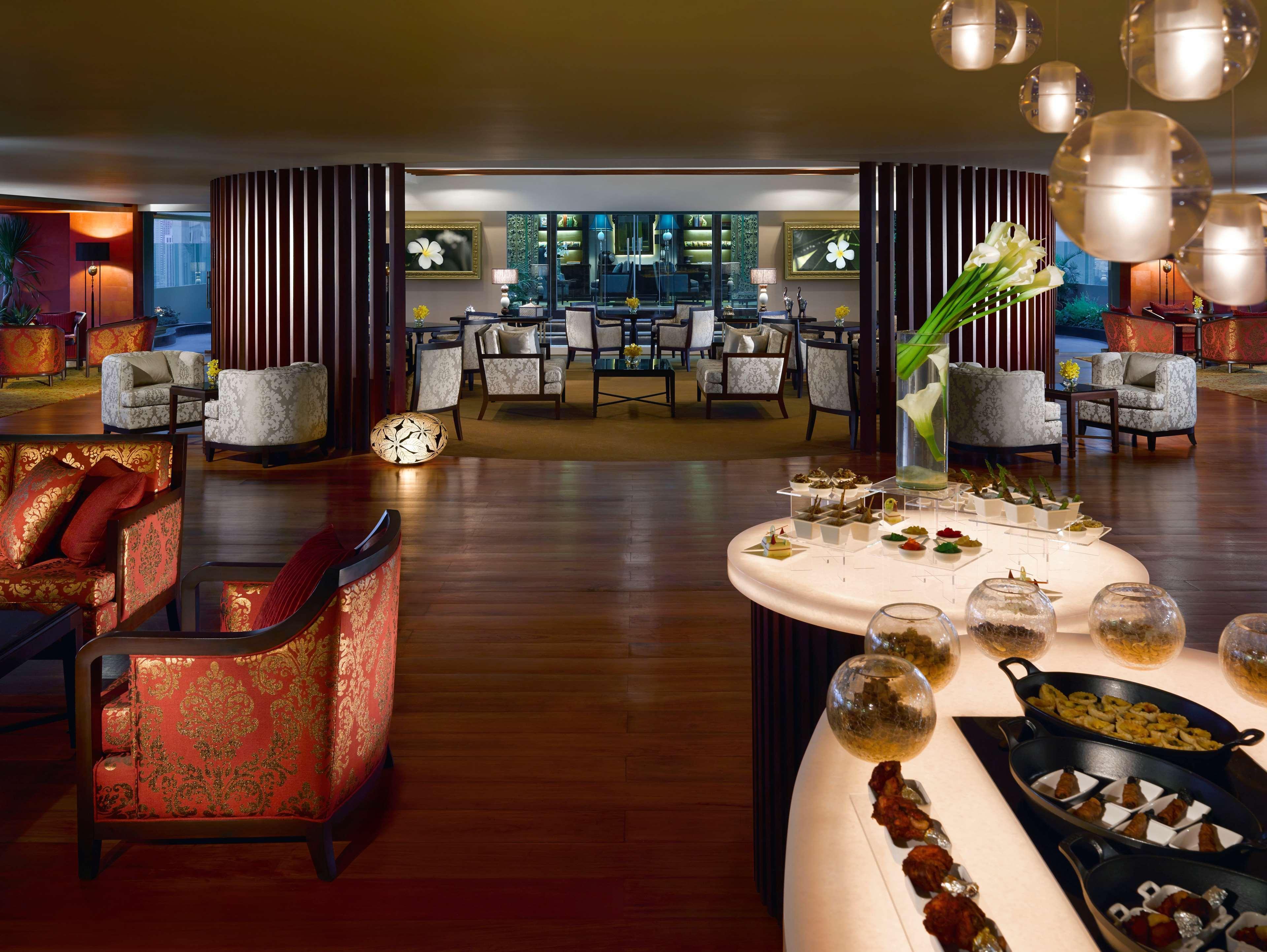 Dusit Thani Manila Makati City Exteriér fotografie The Club Lounge at the Hong Kong International Airport