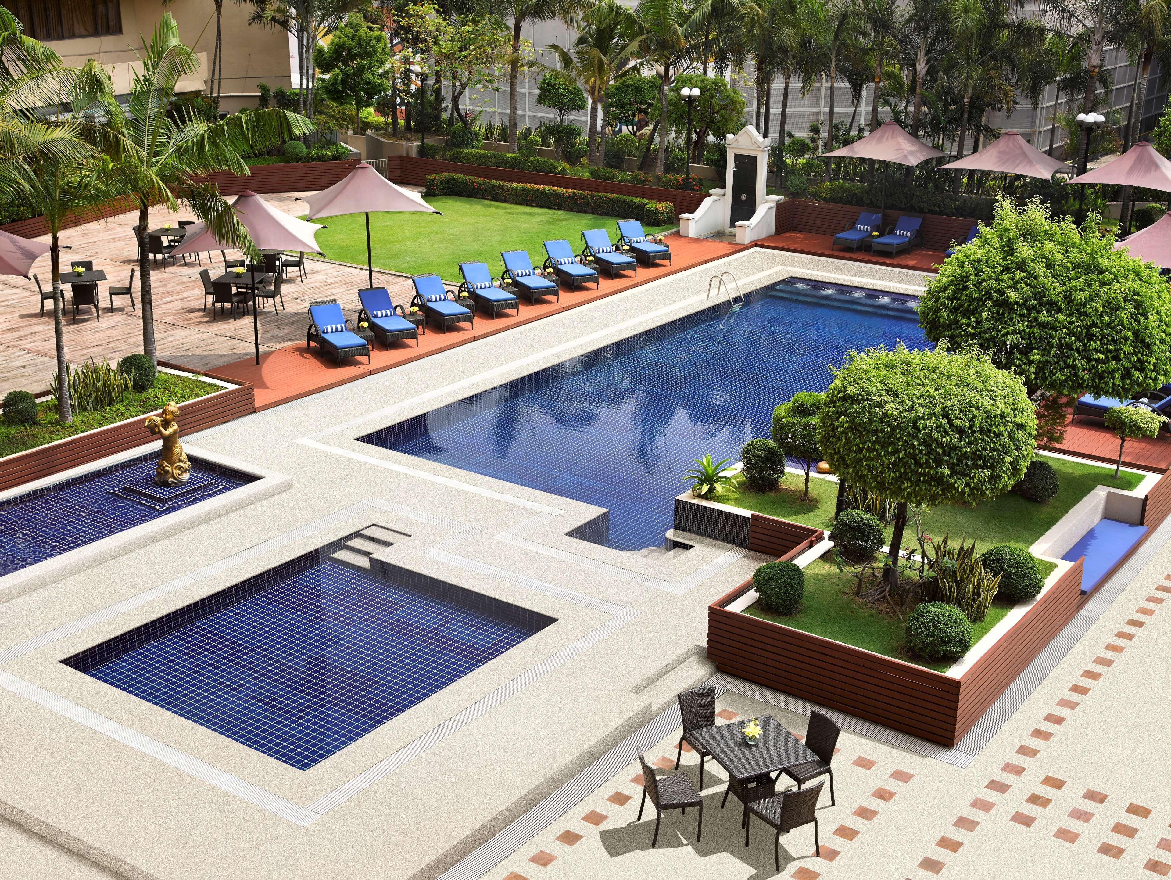 Dusit Thani Manila Makati City Exteriér fotografie The pool at the hotel
