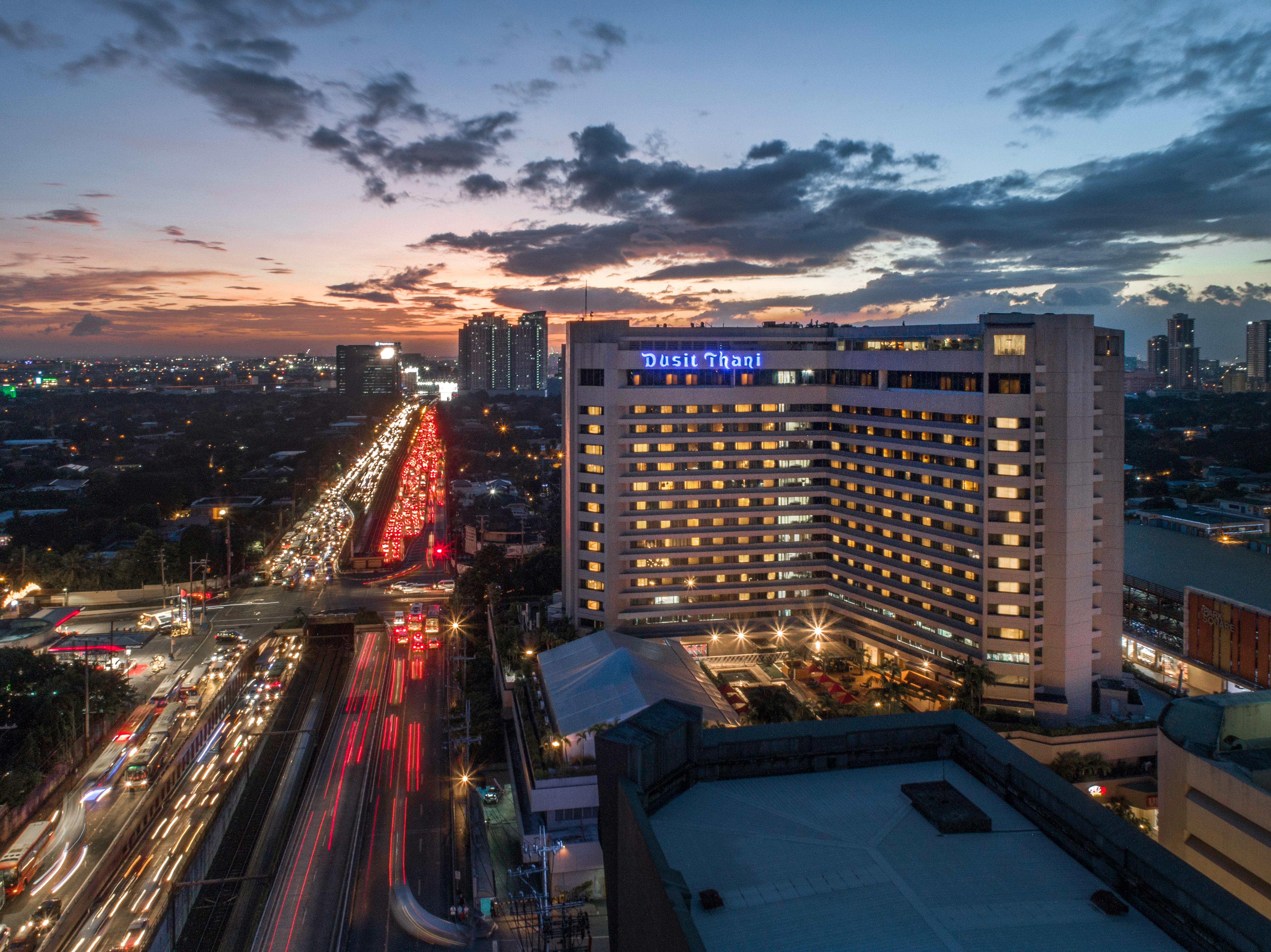 Dusit Thani Manila Makati City Exteriér fotografie The hotel at night