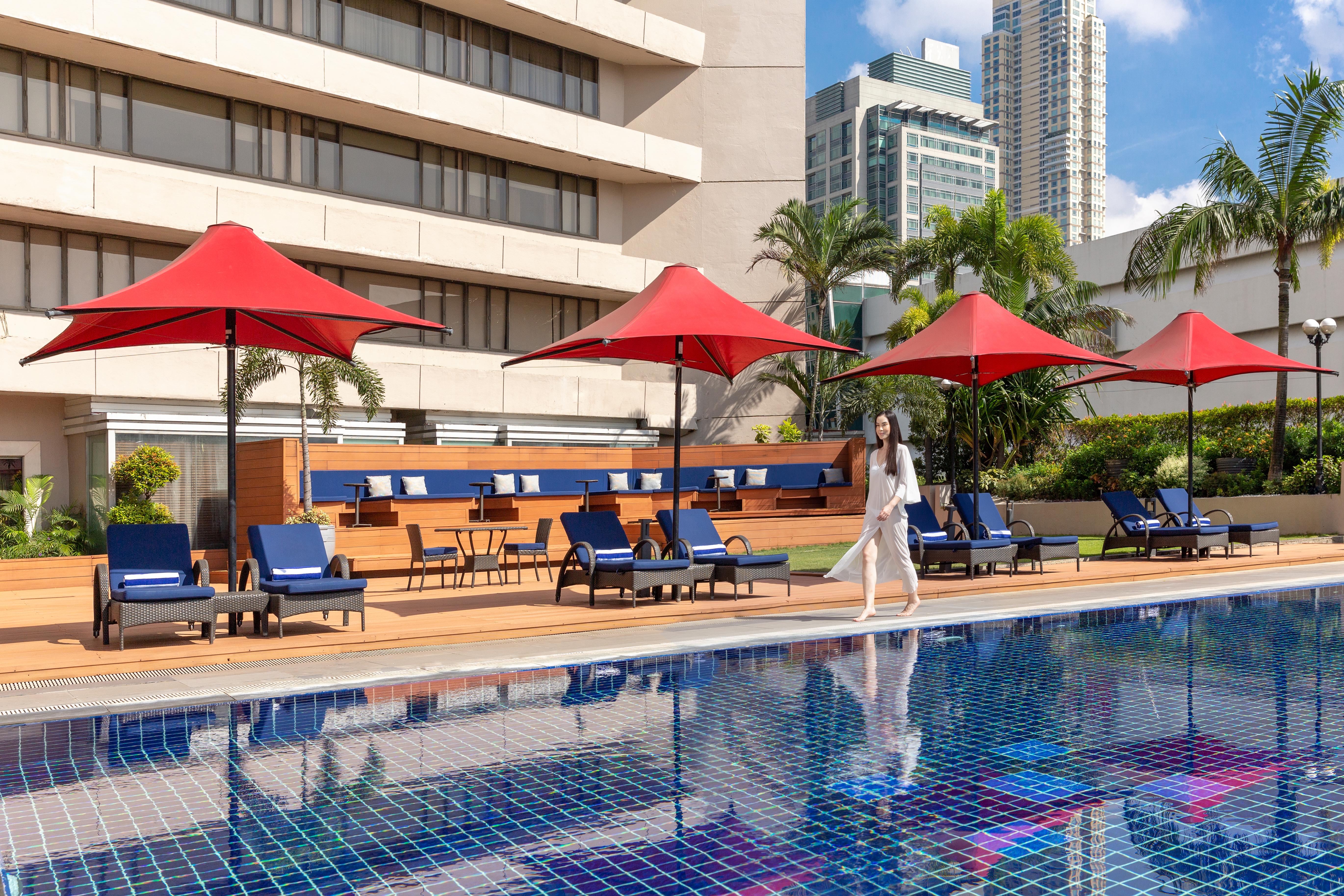 Dusit Thani Manila Makati City Exteriér fotografie The pool at the hotel
