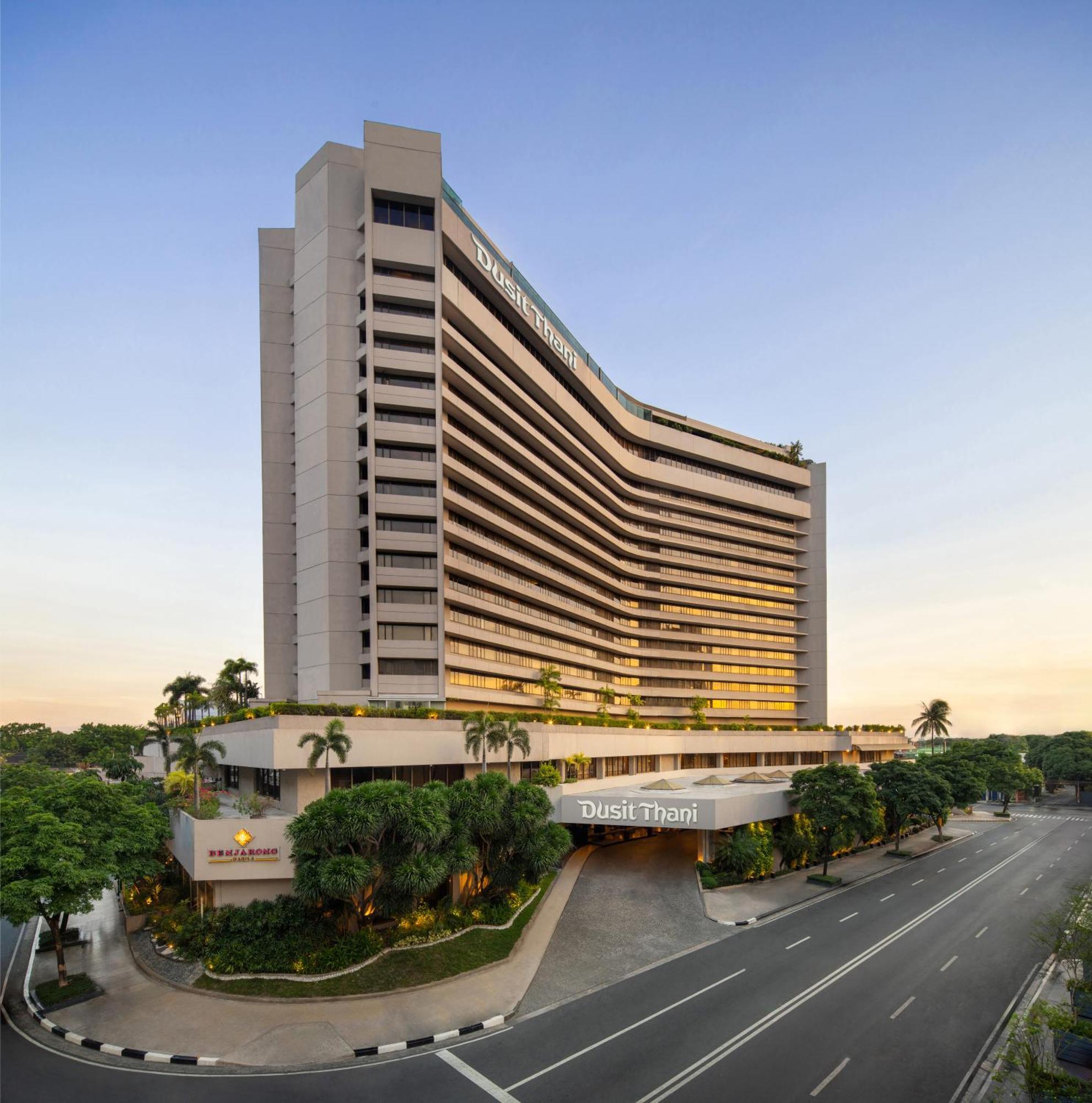Dusit Thani Manila Makati City Exteriér fotografie The hotel in 2016