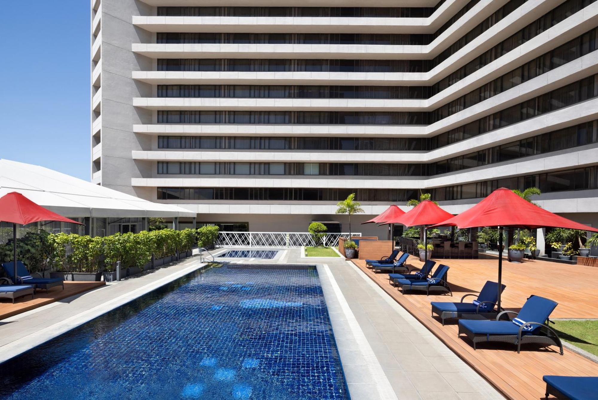 Dusit Thani Manila Makati City Exteriér fotografie The pool at the hotel
