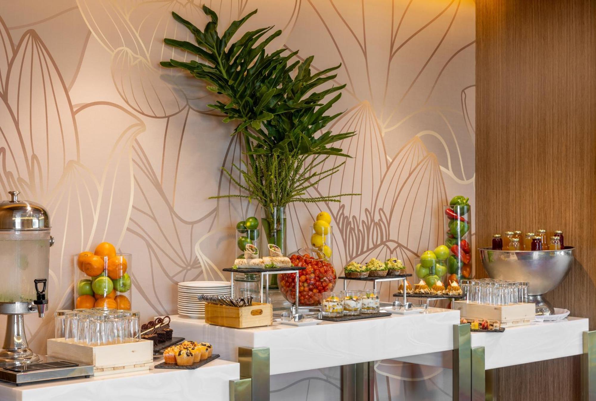 Dusit Thani Manila Makati City Exteriér fotografie A buffet at a hotel