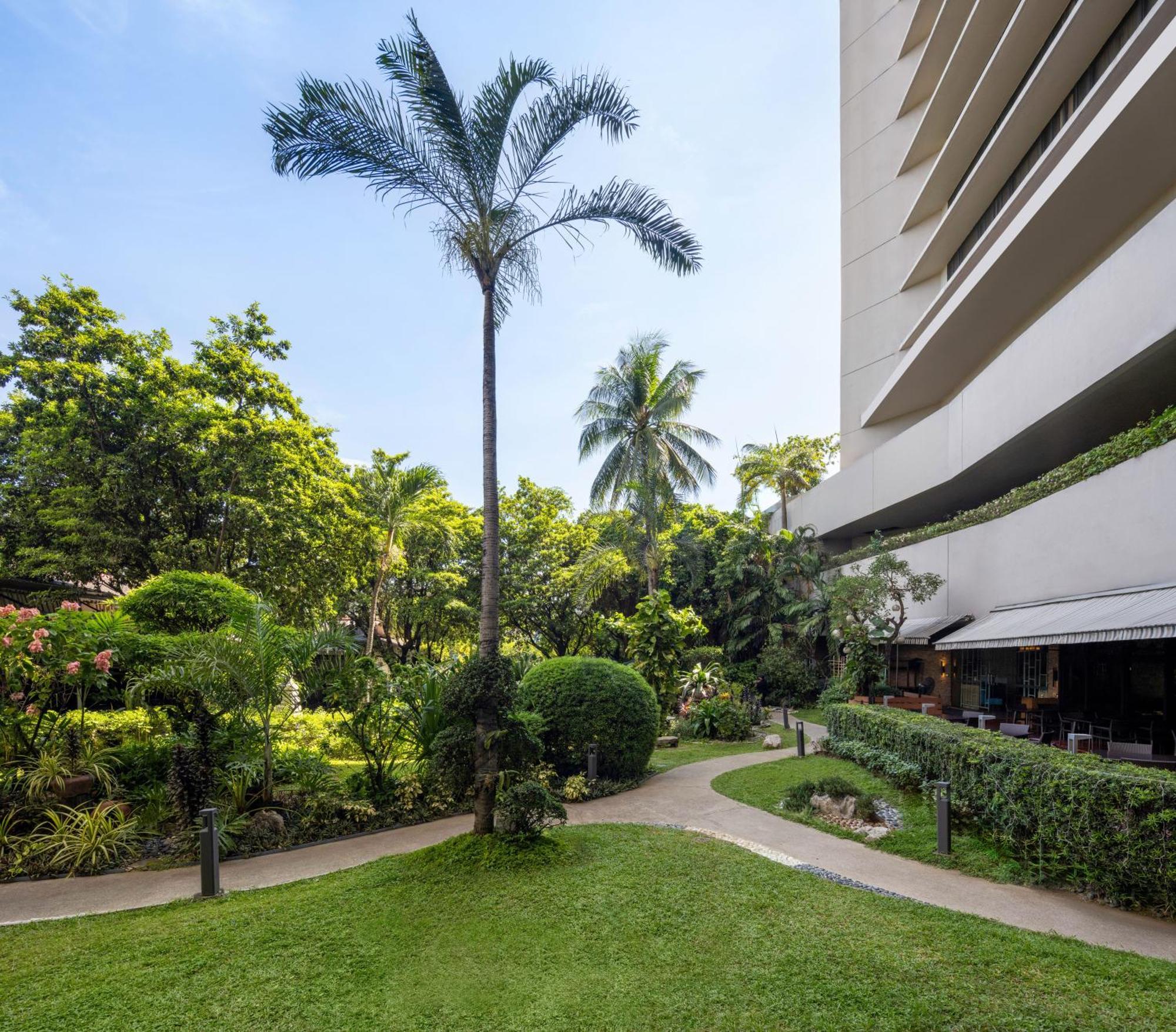 Dusit Thani Manila Makati City Exteriér fotografie The hotel's garden