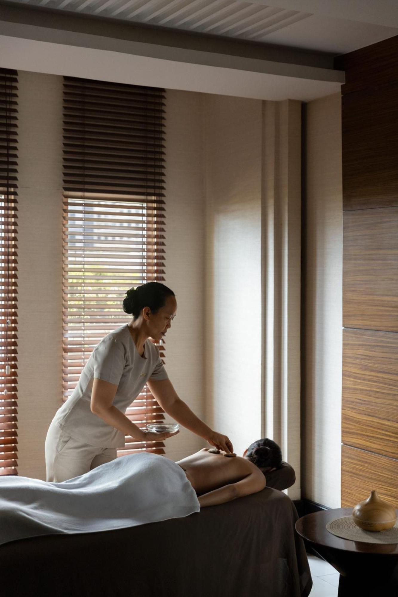 Dusit Thani Manila Makati City Exteriér fotografie A hotel maid in the Maldives
