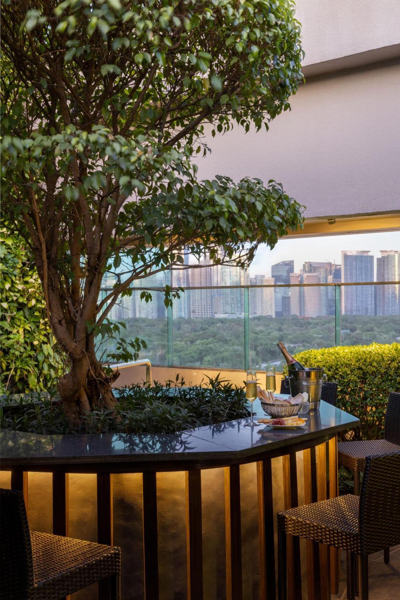Dusit Thani Manila Makati City Exteriér fotografie The Park, Hyderabad