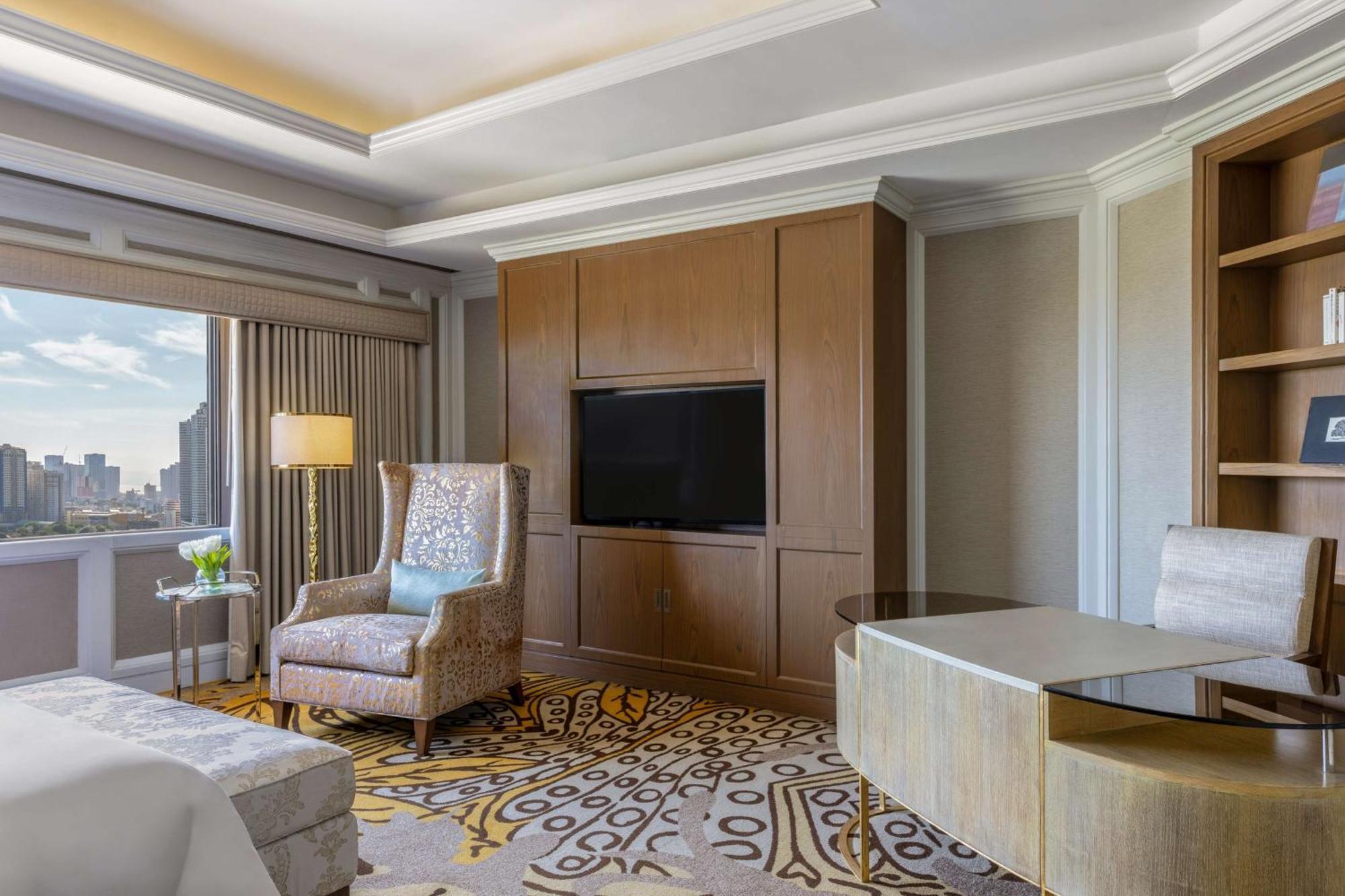 Dusit Thani Manila Makati City Exteriér fotografie A living room in a suite at the hotel