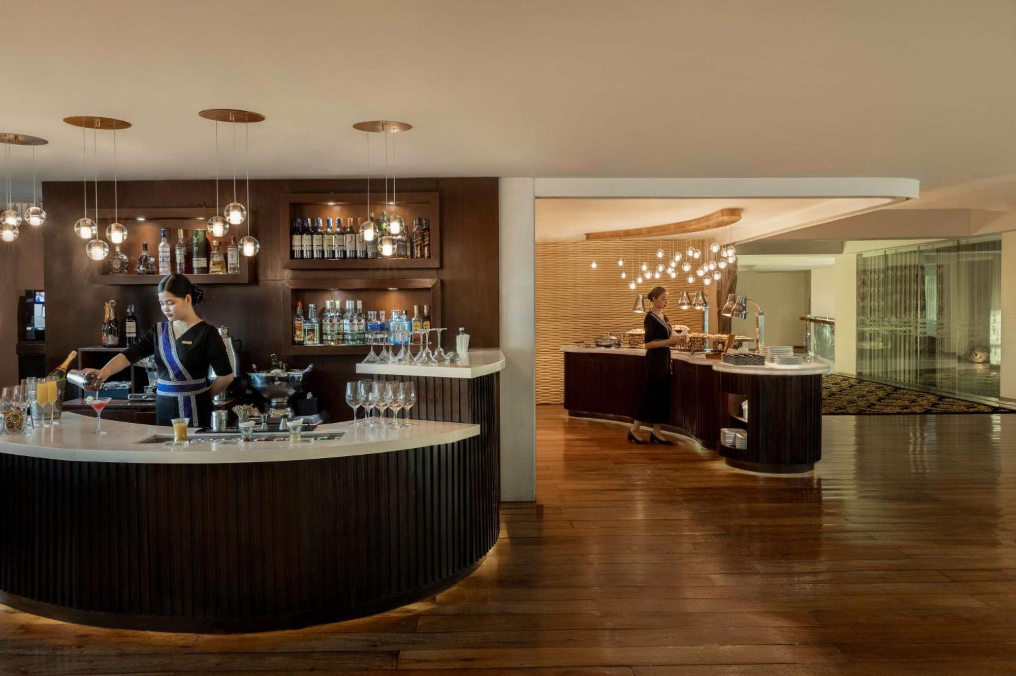 Dusit Thani Manila Makati City Exteriér fotografie The bar at the lounge